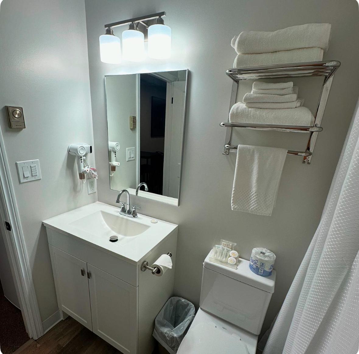 Manitoulin Inn Mindemoya Ngoại thất bức ảnh
