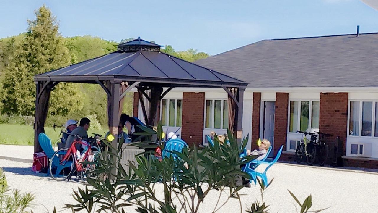 Manitoulin Inn Mindemoya Ngoại thất bức ảnh